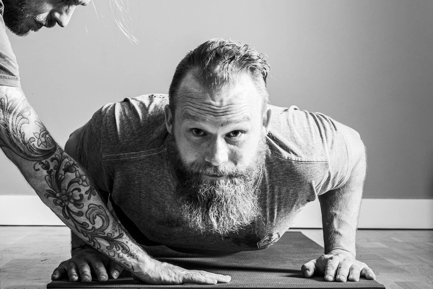 Fysisk yogaøvelse som bygger styrke og kontroll