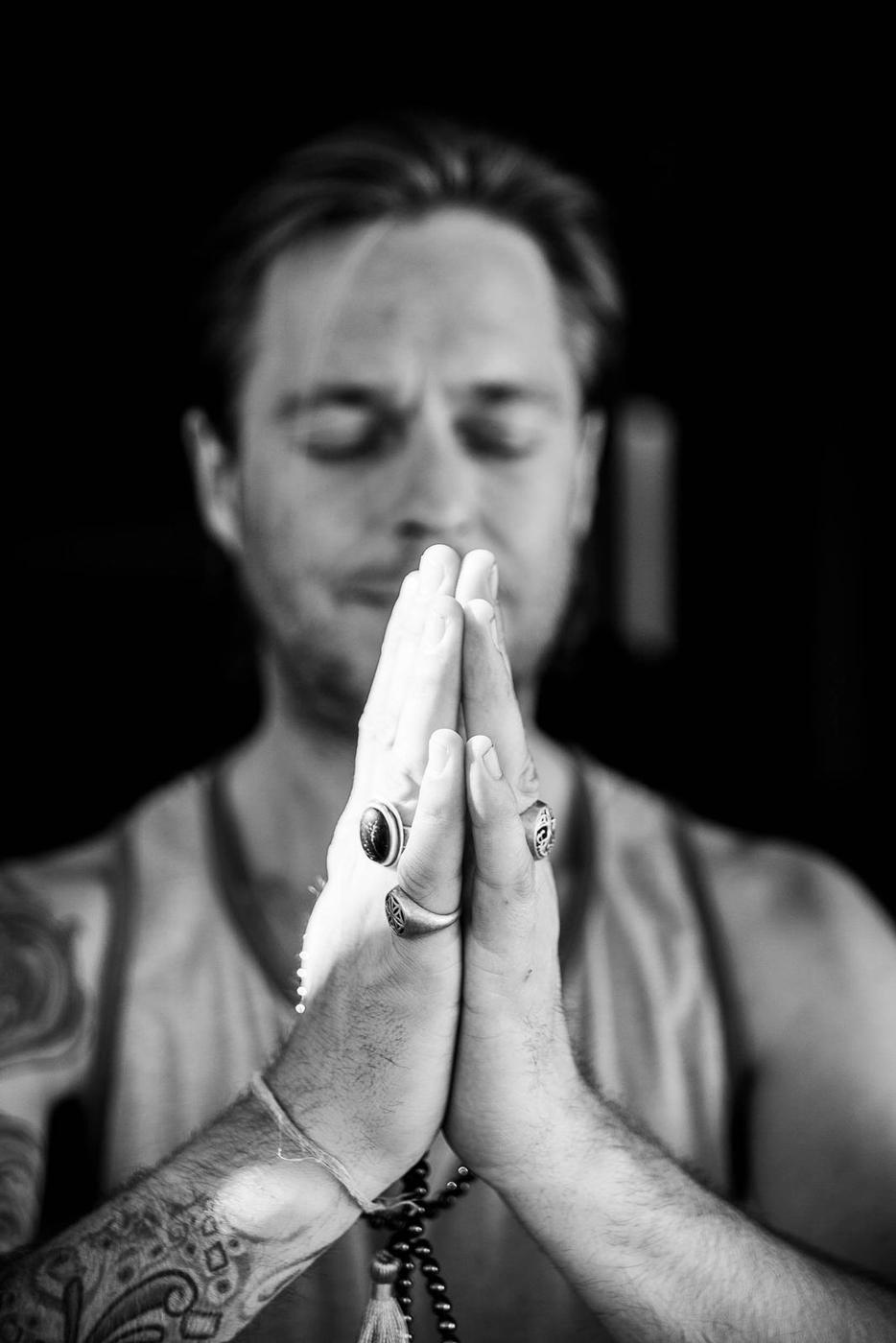 Hender samlet i namaste