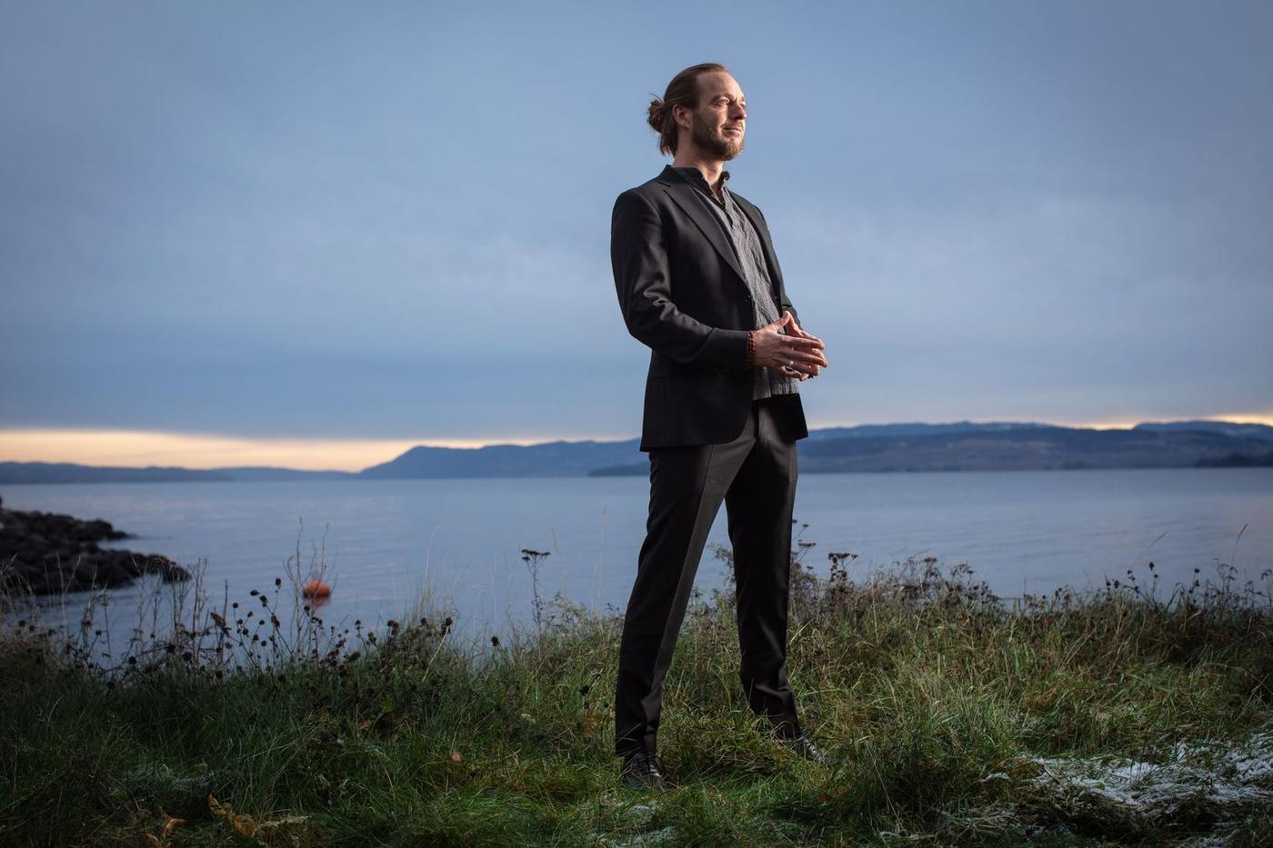 Alexander ved Mjøsa i kveldslys