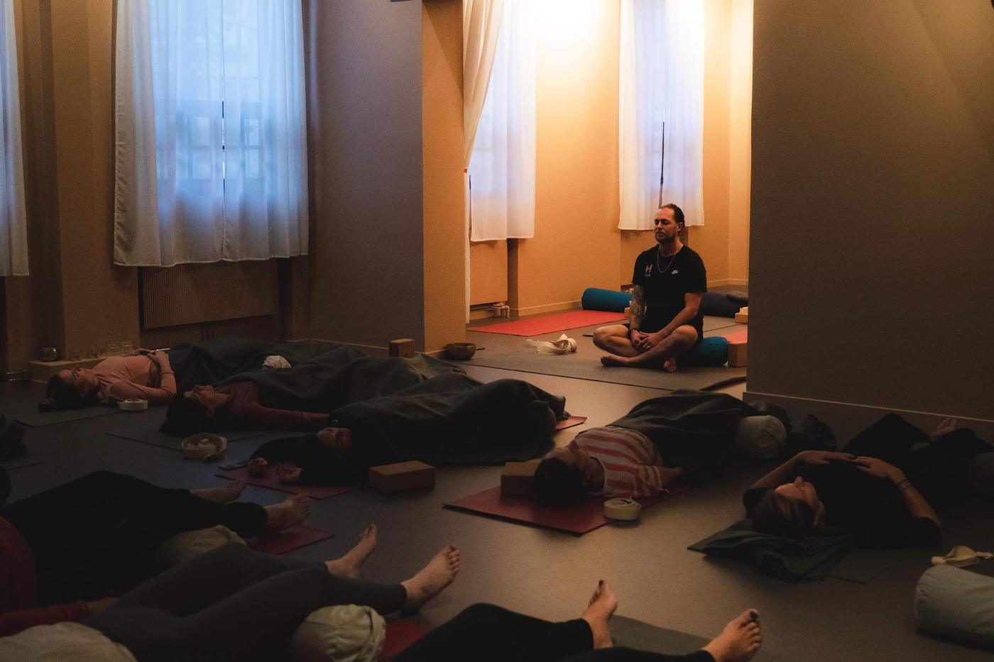 Alexander leder en rolig yogatime med avspenning